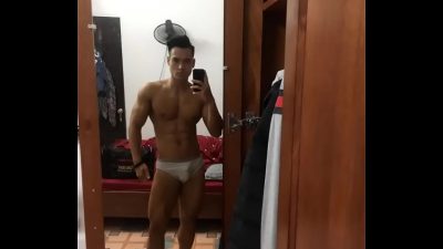 Hot boy phòng gym khoe chim to trước gương