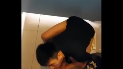 Gay bú cu đê mê trong wc quên cả đường về