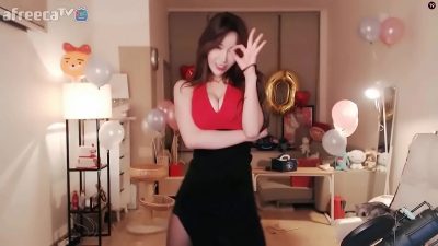 Nữ idol Hàn mặc đồ lộ khe vú trên livestream